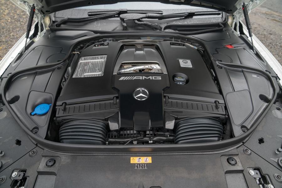 Моторный отсек Mercedes-AMG S63 4Matic+ Coupe (C217) 2018 года  (UK) (фото 3 из 38)